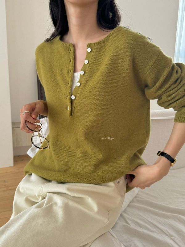 低調刺繡亨利領毛衣 