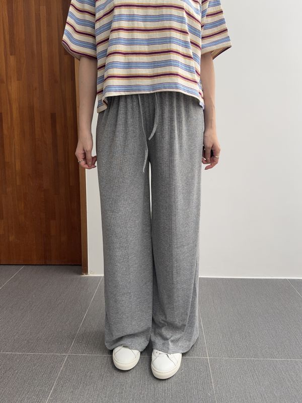 /現貨/細坑紋寬直筒舒服褲 