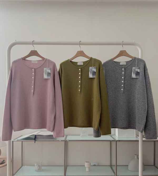 低調刺繡亨利領毛衣 