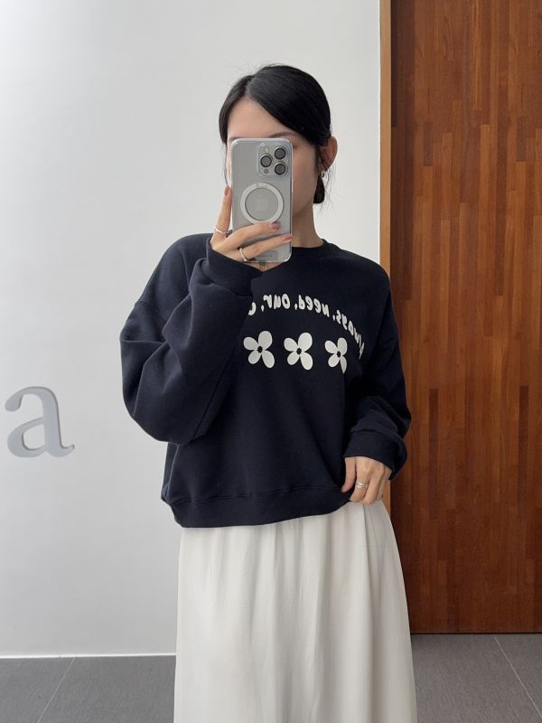 /現貨/花花百搭小短版大學T 