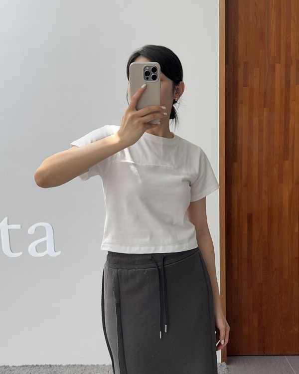 /現貨/小短版合身壓紋短t 