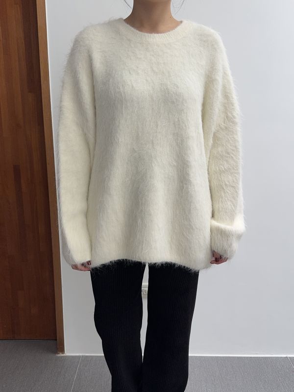 浪漫雪白毛毛衣 