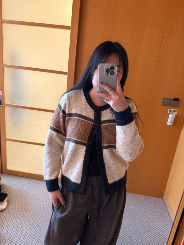 耐看撞色針織衫 