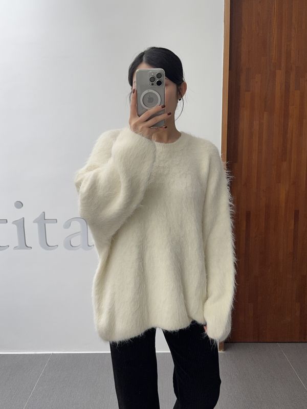 浪漫雪白毛毛衣 