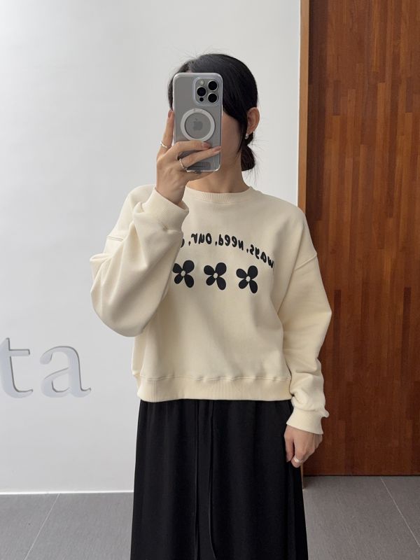 /現貨/花花百搭小短版大學T 