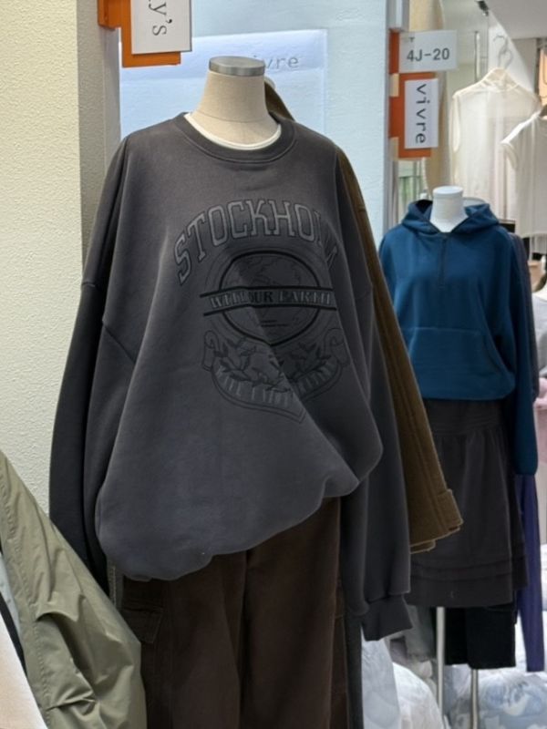 墨色寬鬆長版大學T 