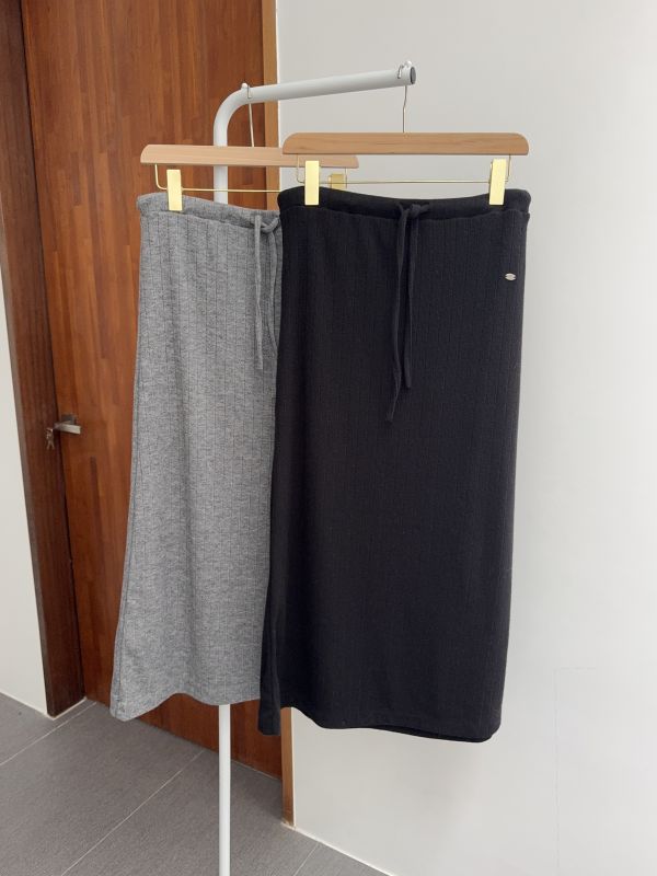 /現貨/小壓紋針織舒服裙 