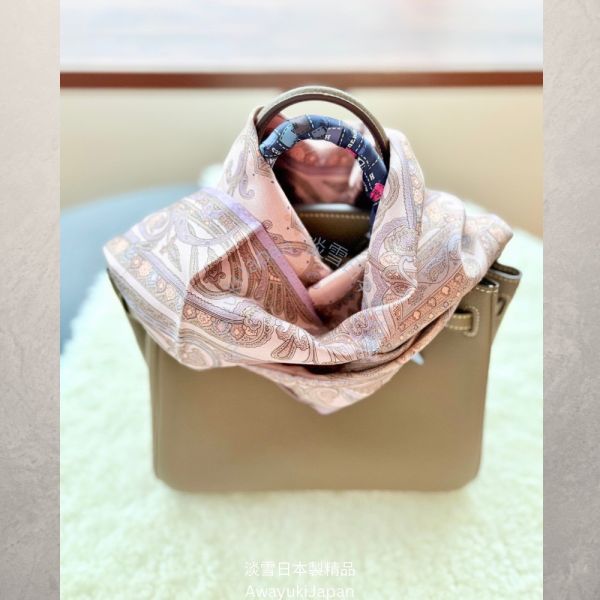 宮廷序曲 Prélude de Palais-玫曜 Rosé Brume_淡粉×薄紫(120× 34cm) 絲巾 雙面絲巾 長型絲巾 日本絲巾 9090 披肩 絲巾
雙面圍巾
日本製絲巾
日本製圍巾
羊毛雙面圍巾
羊毛圍巾
一條抵兩條
保暖圍巾
克什米爾
silkscarf
scarf
hermesscarf
cashmere
日本代購
日本製代購
RectoVersomuffler
muffler
hermesmuffler
winteriscoming
甜美小姊姊風
氣質優雅女孩風
可甜可鹹
日本製
高品