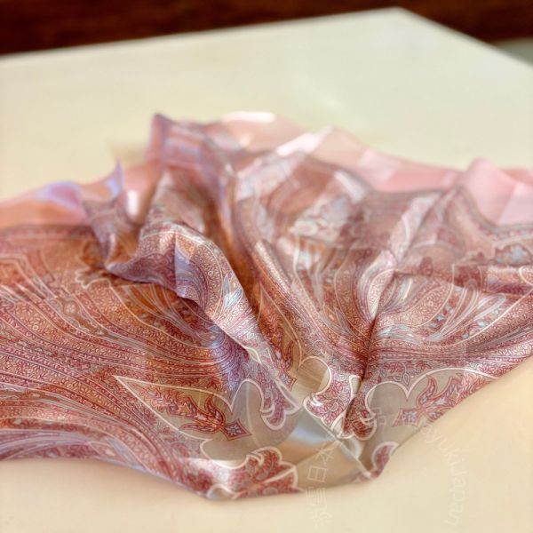 日本製 絲巾_ Éclat de Palais 宮廷之光-玫瑰粉(88 × 88cm) 絲巾 方形絲巾 大方巾 日本絲巾 9090 披肩 絲巾
雙面圍巾
日本製絲巾
日本製圍巾
羊毛雙面圍巾
羊毛圍巾
一條抵兩條
保暖圍巾
克什米爾
silkscarf
scarf
hermesscarf
cashmere
日本代購
日本製代購
RectoVersomuffler
muffler
hermesmuffler
winteriscoming
甜美小姊姊風
氣質優雅女孩風
可甜可鹹
日本製
高品