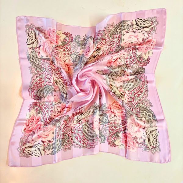 日本製 絲巾_玫瑰花園 Jardin des Roses - 玫瑰粉(88 × 88cm) 絲巾 方形絲巾 大方巾 日本絲巾 9090 披肩 絲巾
雙面圍巾
日本製絲巾
日本製圍巾
羊毛雙面圍巾
羊毛圍巾
一條抵兩條
保暖圍巾
克什米爾
silkscarf
scarf
hermesscarf
cashmere
日本代購
日本製代購
RectoVersomuffler
muffler
hermesmuffler
winteriscoming
甜美小姊姊風
氣質優雅女孩風
可甜可鹹
日本製
高品