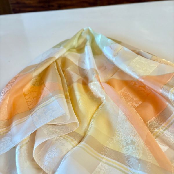 日本製 絲巾_ 光影菱紋Collection Lumières Géométriques-琥光暖曦 Aube Ambrée(88 × 88cm) 絲巾 方形絲巾 大方巾 日本絲巾 9090 披肩 絲巾
雙面圍巾
日本製絲巾
日本製圍巾
羊毛雙面圍巾
羊毛圍巾
一條抵兩條
保暖圍巾
克什米爾
silkscarf
scarf
hermesscarf
cashmere
日本代購
日本製代購
RectoVersomuffler
muffler
hermesmuffler
winteriscoming
甜美小姊姊風
氣質優雅女孩風
可甜可鹹
日本製
高品