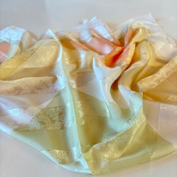 日本製 絲巾_ 光影菱紋Collection Lumières Géométriques-琥光暖曦 Aube Ambrée(88 × 88cm) 絲巾 方形絲巾 大方巾 日本絲巾 9090 披肩 絲巾
雙面圍巾
日本製絲巾
日本製圍巾
羊毛雙面圍巾
羊毛圍巾
一條抵兩條
保暖圍巾
克什米爾
silkscarf
scarf
hermesscarf
cashmere
日本代購
日本製代購
RectoVersomuffler
muffler
hermesmuffler
winteriscoming
甜美小姊姊風
氣質優雅女孩風
可甜可鹹
日本製
高品