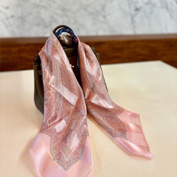 日本製 絲巾_ Éclat de Palais 宮廷之光-玫瑰粉(88 × 88cm) 絲巾 方形絲巾 大方巾 日本絲巾 9090 披肩 絲巾
雙面圍巾
日本製絲巾
日本製圍巾
羊毛雙面圍巾
羊毛圍巾
一條抵兩條
保暖圍巾
克什米爾
silkscarf
scarf
hermesscarf
cashmere
日本代購
日本製代購
RectoVersomuffler
muffler
hermesmuffler
winteriscoming
甜美小姊姊風
氣質優雅女孩風
可甜可鹹
日本製
高品