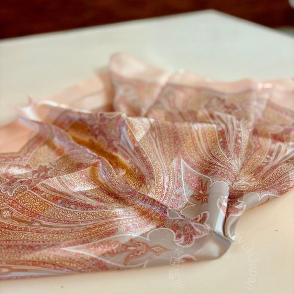 日本製 絲巾_ Éclat de Palais 宮廷之光-曙光橘(88 × 88cm) 絲巾 方形絲巾 大方巾 日本絲巾 9090 披肩 絲巾
雙面圍巾
日本製絲巾
日本製圍巾
羊毛雙面圍巾
羊毛圍巾
一條抵兩條
保暖圍巾
克什米爾
silkscarf
scarf
hermesscarf
cashmere
日本代購
日本製代購
RectoVersomuffler
muffler
hermesmuffler
winteriscoming
甜美小姊姊風
氣質優雅女孩風
可甜可鹹
日本製
高品