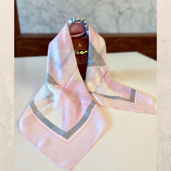 日本製 絲巾_ 光影菱紋Collection Lumières Géométriques-玫霧花曦 Rosée Florale(88 × 88cm) 絲巾 方形絲巾 大方巾 日本絲巾 9090 披肩 絲巾
雙面圍巾
日本製絲巾
日本製圍巾
羊毛雙面圍巾
羊毛圍巾
一條抵兩條
保暖圍巾
克什米爾
silkscarf
scarf
hermesscarf
cashmere
日本代購
日本製代購
RectoVersomuffler
muffler
hermesmuffler
winteriscoming
甜美小姊姊風
氣質優雅女孩風
可甜可鹹
日本製
高品