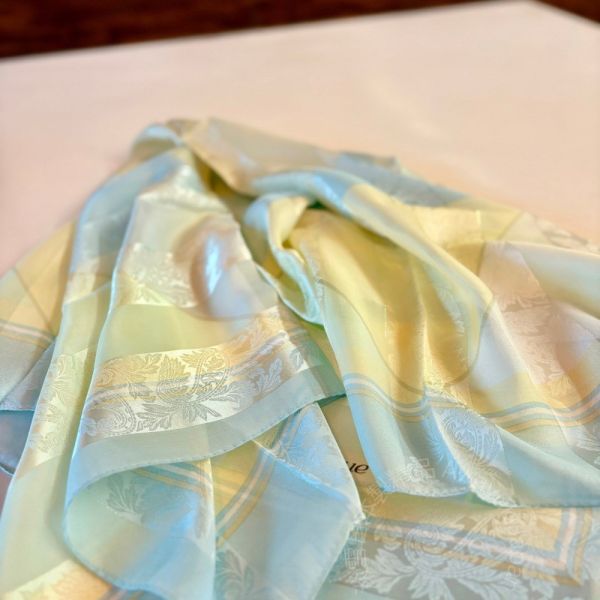 日本製 絲巾_ 光影菱紋Collection Lumières Géométriques-雪映晨光 Clarté Neige(88 × 88cm) 絲巾 方形絲巾 大方巾 日本絲巾 9090 披肩 絲巾
雙面圍巾
日本製絲巾
日本製圍巾
羊毛雙面圍巾
羊毛圍巾
一條抵兩條
保暖圍巾
克什米爾
silkscarf
scarf
hermesscarf
cashmere
日本代購
日本製代購
RectoVersomuffler
muffler
hermesmuffler
winteriscoming
甜美小姊姊風
氣質優雅女孩風
可甜可鹹
日本製
高品