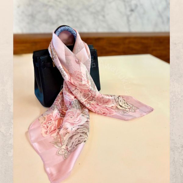 日本製 絲巾_玫瑰花園 Jardin des Roses - 玫瑰粉(88 × 88cm) 絲巾 方形絲巾 大方巾 日本絲巾 9090 披肩 絲巾
雙面圍巾
日本製絲巾
日本製圍巾
羊毛雙面圍巾
羊毛圍巾
一條抵兩條
保暖圍巾
克什米爾
silkscarf
scarf
hermesscarf
cashmere
日本代購
日本製代購
RectoVersomuffler
muffler
hermesmuffler
winteriscoming
甜美小姊姊風
氣質優雅女孩風
可甜可鹹
日本製
高品