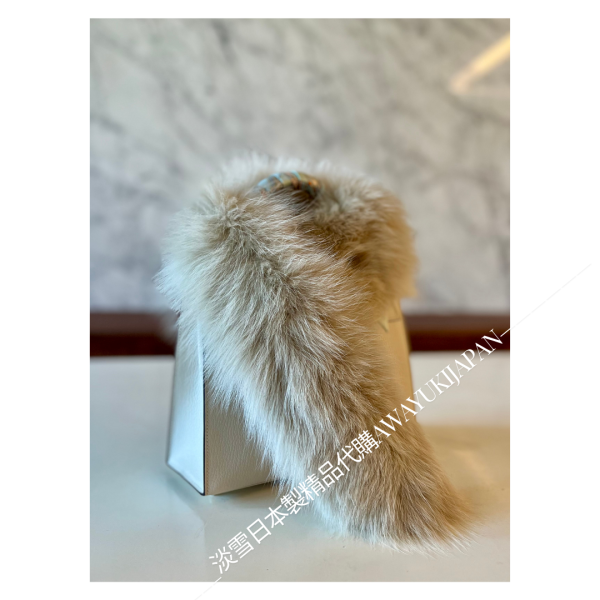 日本製 SAGA FURS 狐狸毛圍巾(現貨_奶油白) 狐狸毛圍巾
毛毛圍巾
雙面圍巾
日本製絲巾
日本製圍巾
羊毛雙面圍巾
羊毛圍巾
一條抵兩條
保暖圍巾
克什米爾
silkscarf
scarf
hermesscarf
cashmere
日本代購
日本製代購
RectoVersomuffler
muffler
hermesmuffler
winteriscoming
甜美小姊姊風
氣質優雅女孩風
可甜可鹹