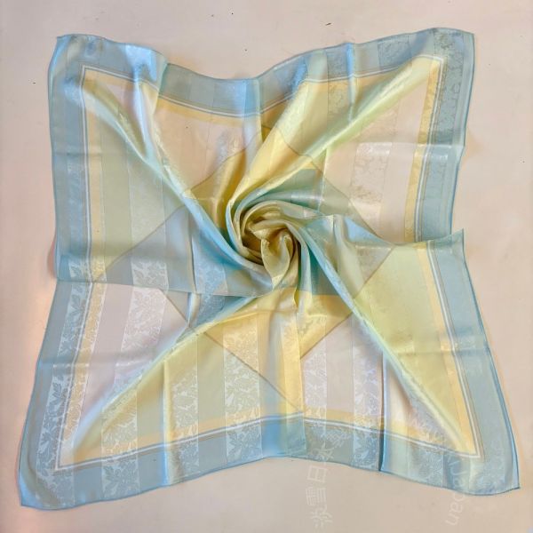 日本製 絲巾_ 光影菱紋Collection Lumières Géométriques-雪映晨光 Clarté Neige(88 × 88cm) 絲巾 方形絲巾 大方巾 日本絲巾 9090 披肩 絲巾
雙面圍巾
日本製絲巾
日本製圍巾
羊毛雙面圍巾
羊毛圍巾
一條抵兩條
保暖圍巾
克什米爾
silkscarf
scarf
hermesscarf
cashmere
日本代購
日本製代購
RectoVersomuffler
muffler
hermesmuffler
winteriscoming
甜美小姊姊風
氣質優雅女孩風
可甜可鹹
日本製
高品