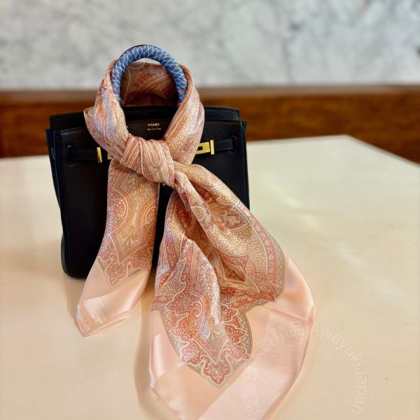 日本製 絲巾_ Éclat de Palais 宮廷之光-曙光橘(88 × 88cm) 絲巾 方形絲巾 大方巾 日本絲巾 9090 披肩 絲巾
雙面圍巾
日本製絲巾
日本製圍巾
羊毛雙面圍巾
羊毛圍巾
一條抵兩條
保暖圍巾
克什米爾
silkscarf
scarf
hermesscarf
cashmere
日本代購
日本製代購
RectoVersomuffler
muffler
hermesmuffler
winteriscoming
甜美小姊姊風
氣質優雅女孩風
可甜可鹹
日本製
高品