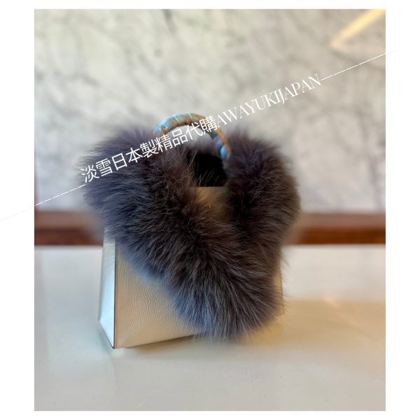 日本製 SAGA FURS 狐狸毛圍巾(現貨_炭灰色) 狐狸毛圍巾
毛毛圍巾
雙面圍巾
日本製絲巾
日本製圍巾
羊毛雙面圍巾
羊毛圍巾
一條抵兩條
保暖圍巾
克什米爾
silkscarf
scarf
hermesscarf
cashmere
日本代購
日本製代購
RectoVersomuffler
muffler
hermesmuffler
winteriscoming
甜美小姊姊風
氣質優雅女孩風
可甜可鹹