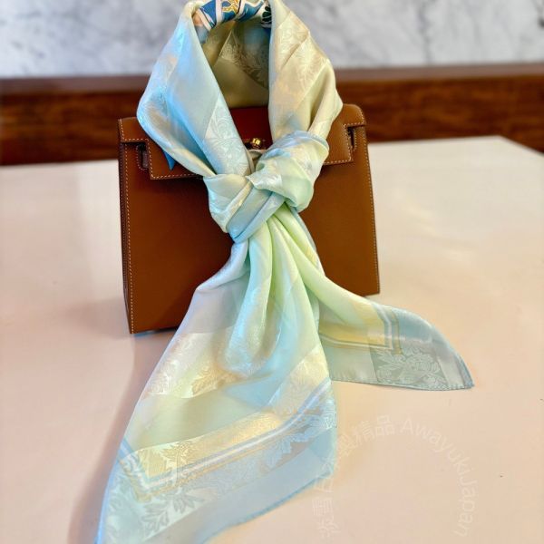 日本製 絲巾_ 光影菱紋Collection Lumières Géométriques-雪映晨光 Clarté Neige(88 × 88cm) 絲巾 方形絲巾 大方巾 日本絲巾 9090 披肩 絲巾
雙面圍巾
日本製絲巾
日本製圍巾
羊毛雙面圍巾
羊毛圍巾
一條抵兩條
保暖圍巾
克什米爾
silkscarf
scarf
hermesscarf
cashmere
日本代購
日本製代購
RectoVersomuffler
muffler
hermesmuffler
winteriscoming
甜美小姊姊風
氣質優雅女孩風
可甜可鹹
日本製
高品