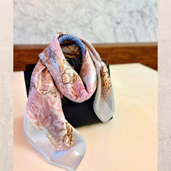 日本製 絲巾_玫瑰花園 Jardin des Roses - 雲藍(88 × 88cm) 絲巾 方形絲巾 大方巾 日本絲巾 9090 披肩 絲巾
雙面圍巾
日本製絲巾
日本製圍巾
羊毛雙面圍巾
羊毛圍巾
一條抵兩條
保暖圍巾
克什米爾
silkscarf
scarf
hermesscarf
cashmere
日本代購
日本製代購
RectoVersomuffler
muffler
hermesmuffler
winteriscoming
甜美小姊姊風
氣質優雅女孩風
可甜可鹹
日本製
高品