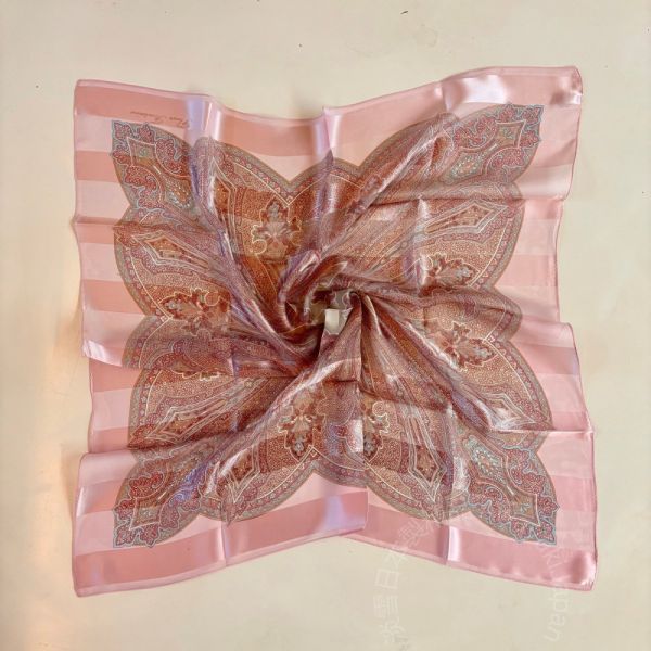 日本製 絲巾_ Éclat de Palais 宮廷之光-玫瑰粉(88 × 88cm) 絲巾 方形絲巾 大方巾 日本絲巾 9090 披肩 絲巾
雙面圍巾
日本製絲巾
日本製圍巾
羊毛雙面圍巾
羊毛圍巾
一條抵兩條
保暖圍巾
克什米爾
silkscarf
scarf
hermesscarf
cashmere
日本代購
日本製代購
RectoVersomuffler
muffler
hermesmuffler
winteriscoming
甜美小姊姊風
氣質優雅女孩風
可甜可鹹
日本製
高品