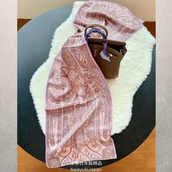 宮廷序曲 Prélude de Palais-玫曜 Rosé Brume_淡粉×薄紫(120× 34cm) 絲巾 雙面絲巾 長型絲巾 日本絲巾 9090 披肩 絲巾
雙面圍巾
日本製絲巾
日本製圍巾
羊毛雙面圍巾
羊毛圍巾
一條抵兩條
保暖圍巾
克什米爾
silkscarf
scarf
hermesscarf
cashmere
日本代購
日本製代購
RectoVersomuffler
muffler
hermesmuffler
winteriscoming
甜美小姊姊風
氣質優雅女孩風
可甜可鹹
日本製
高品