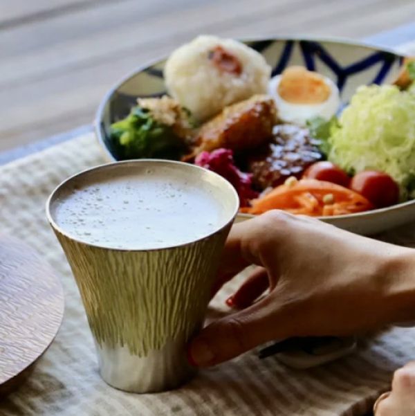 日本製 富士山錫器杯 360ml(含禮盒)_5色可選 madeinjapan 
杯盤組
日本製杯盤
日本製 
高品質 
日本職人手工製作 
和風禮品 
日式美學
Narumi
日本美學
日本錫器
錫器酒器組
日本紋案
櫻花
緣
吉祥如意
日本國寶設計 
高級感
限量禮品 
送禮首選 
日本傳統工藝 
精緻生活 
和風現代 
優雅禮品
奢華禮盒
日式風格
dior
Chanel
Hermes