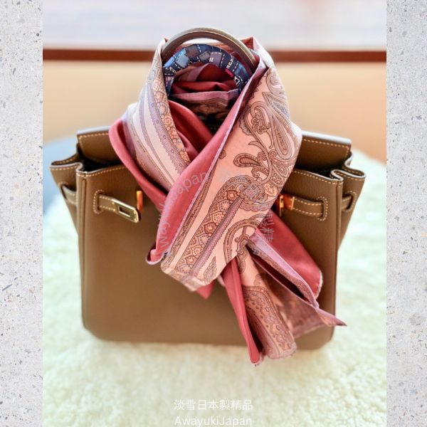 宮廷序曲 Prélude de Palais-玫曜 Rosé Brume_淡粉×薄紫(120× 34cm) 絲巾 雙面絲巾 長型絲巾 日本絲巾 9090 披肩 絲巾
雙面圍巾
日本製絲巾
日本製圍巾
羊毛雙面圍巾
羊毛圍巾
一條抵兩條
保暖圍巾
克什米爾
silkscarf
scarf
hermesscarf
cashmere
日本代購
日本製代購
RectoVersomuffler
muffler
hermesmuffler
winteriscoming
甜美小姊姊風
氣質優雅女孩風
可甜可鹹
日本製
高品