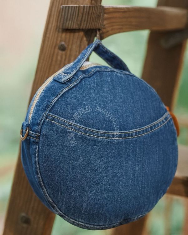 日本製 丹寧系列圓形隨行包(牛仔條紋款) 日本製包包 日本製丹寧 丹寧包包 小圓包 隨身包 輕旅行 可愛包包 療癒 裝可愛 #雙色織帶
#義大利製手把
#多功能包包日本製
#氣質容量兼具
#日本製輕量包包
#輕量包包
#夏日必備包包
#只有可愛
#可愛包包
#可愛穿搭
#托特包
#編織托特包
#日本製托特包
#日本製編織包
#日本職人手作包
#夏日穿搭
#日本代購
#日本製代購
#日本製
#高品質
#安心安全日本製
#貴婦
#輕奢
#夏日編織包
#海邊穿搭
#浴衣穿搭﻿