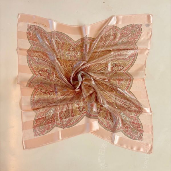 日本製 絲巾_ Éclat de Palais 宮廷之光-曙光橘(88 × 88cm) 絲巾 方形絲巾 大方巾 日本絲巾 9090 披肩 絲巾
雙面圍巾
日本製絲巾
日本製圍巾
羊毛雙面圍巾
羊毛圍巾
一條抵兩條
保暖圍巾
克什米爾
silkscarf
scarf
hermesscarf
cashmere
日本代購
日本製代購
RectoVersomuffler
muffler
hermesmuffler
winteriscoming
甜美小姊姊風
氣質優雅女孩風
可甜可鹹
日本製
高品