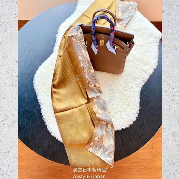 日本製 絲巾_宮廷序曲 Prélude de Palais-曙綠 Aube Olive_香檳×橄欖綠(120× 34cm) 絲巾 雙面絲巾 長型絲巾 日本絲巾 9090 披肩 絲巾
雙面圍巾
日本製絲巾
日本製圍巾
羊毛雙面圍巾
羊毛圍巾
一條抵兩條
保暖圍巾
克什米爾
silkscarf
scarf
hermesscarf
cashmere
日本代購
日本製代購
RectoVersomuffler
muffler
hermesmuffler
winteriscoming
甜美小姊姊風
氣質優雅女孩風
可甜可鹹
日本製
高品