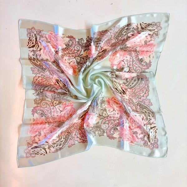 日本製 絲巾_玫瑰花園 Jardin des Roses - 霧綠(88 × 88cm) 絲巾 方形絲巾 大方巾 日本絲巾 9090 披肩 絲巾
雙面圍巾
日本製絲巾
日本製圍巾
羊毛雙面圍巾
羊毛圍巾
一條抵兩條
保暖圍巾
克什米爾
silkscarf
scarf
hermesscarf
cashmere
日本代購
日本製代購
RectoVersomuffler
muffler
hermesmuffler
winteriscoming
甜美小姊姊風
氣質優雅女孩風
可甜可鹹
日本製
高品