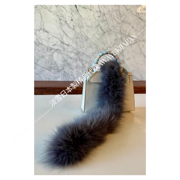 日本製 SAGA FURS 狐狸毛圍巾(現貨_炭灰色) 狐狸毛圍巾
毛毛圍巾
雙面圍巾
日本製絲巾
日本製圍巾
羊毛雙面圍巾
羊毛圍巾
一條抵兩條
保暖圍巾
克什米爾
silkscarf
scarf
hermesscarf
cashmere
日本代購
日本製代購
RectoVersomuffler
muffler
hermesmuffler
winteriscoming
甜美小姊姊風
氣質優雅女孩風
可甜可鹹