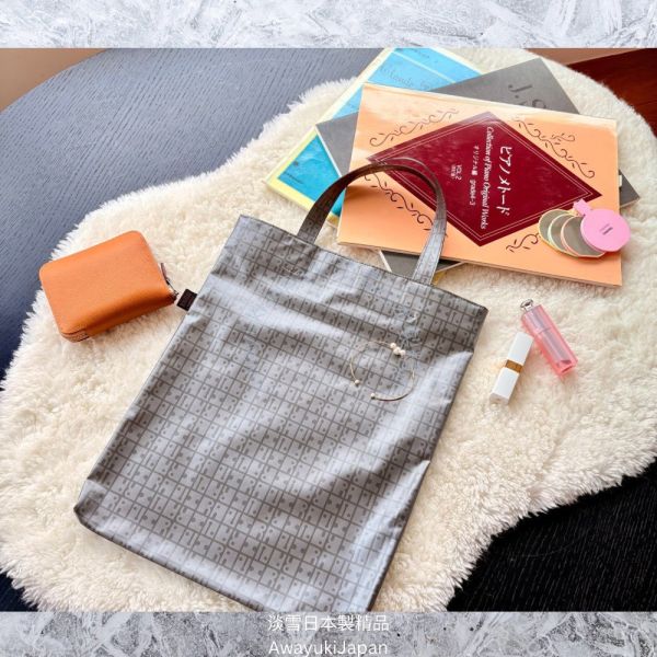 日本製 輕量手提袋 輕量手提包—午後的微光奏鳴曲_晶耀灰 日本製琴譜包 A4包包 防潑水 可水洗包包 多功能斜背包
男背包
日本製鞋背包
日本製男包
出國旅遊
出差旅遊包
機能公事包
型男必備
多功能包
日本型男
父親節禮物
帥氣
lexus
benz
bmw
tesla
日本代購
日本製代購
日本製珍珠項鍊
日本製珍珠手鍊
akoya珍珠
日本製
高品質
安心安全
安心安全日本製
貴婦
輕奢
tasaki
mikimoto