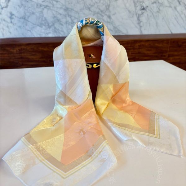 日本製 絲巾_ 光影菱紋Collection Lumières Géométriques-琥光暖曦 Aube Ambrée(88 × 88cm) 絲巾 方形絲巾 大方巾 日本絲巾 9090 披肩 絲巾
雙面圍巾
日本製絲巾
日本製圍巾
羊毛雙面圍巾
羊毛圍巾
一條抵兩條
保暖圍巾
克什米爾
silkscarf
scarf
hermesscarf
cashmere
日本代購
日本製代購
RectoVersomuffler
muffler
hermesmuffler
winteriscoming
甜美小姊姊風
氣質優雅女孩風
可甜可鹹
日本製
高品