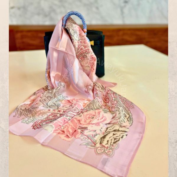 日本製 絲巾_玫瑰花園 Jardin des Roses - 玫瑰粉(88 × 88cm) 絲巾 方形絲巾 大方巾 日本絲巾 9090 披肩 絲巾
雙面圍巾
日本製絲巾
日本製圍巾
羊毛雙面圍巾
羊毛圍巾
一條抵兩條
保暖圍巾
克什米爾
silkscarf
scarf
hermesscarf
cashmere
日本代購
日本製代購
RectoVersomuffler
muffler
hermesmuffler
winteriscoming
甜美小姊姊風
氣質優雅女孩風
可甜可鹹
日本製
高品