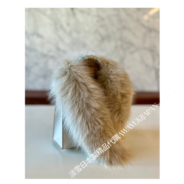 日本製 SAGA FURS 狐狸毛圍巾(現貨_奶油白) 狐狸毛圍巾
毛毛圍巾
雙面圍巾
日本製絲巾
日本製圍巾
羊毛雙面圍巾
羊毛圍巾
一條抵兩條
保暖圍巾
克什米爾
silkscarf
scarf
hermesscarf
cashmere
日本代購
日本製代購
RectoVersomuffler
muffler
hermesmuffler
winteriscoming
甜美小姊姊風
氣質優雅女孩風
可甜可鹹