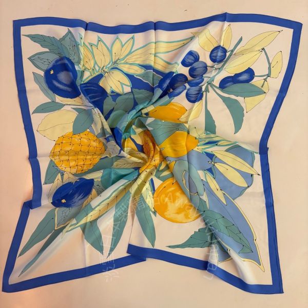 日本製 絲巾_地中海的夏日果園 Mediterranean Orchard d’Été-地中海藍色(88 × 88cm) 絲巾 方形絲巾 大方巾 日本絲巾 9090 披肩 絲巾
雙面圍巾
日本製絲巾
日本製圍巾
羊毛雙面圍巾
羊毛圍巾
一條抵兩條
保暖圍巾
克什米爾
silkscarf
scarf
hermesscarf
cashmere
日本代購
日本製代購
RectoVersomuffler
muffler
hermesmuffler
winteriscoming
甜美小姊姊風
氣質優雅女孩風
可甜可鹹
日本製
高品