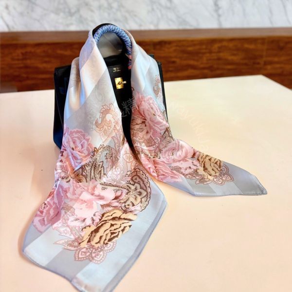 日本製 絲巾_玫瑰花園 Jardin des Roses - 雲藍(88 × 88cm) 絲巾 方形絲巾 大方巾 日本絲巾 9090 披肩 絲巾
雙面圍巾
日本製絲巾
日本製圍巾
羊毛雙面圍巾
羊毛圍巾
一條抵兩條
保暖圍巾
克什米爾
silkscarf
scarf
hermesscarf
cashmere
日本代購
日本製代購
RectoVersomuffler
muffler
hermesmuffler
winteriscoming
甜美小姊姊風
氣質優雅女孩風
可甜可鹹
日本製
高品