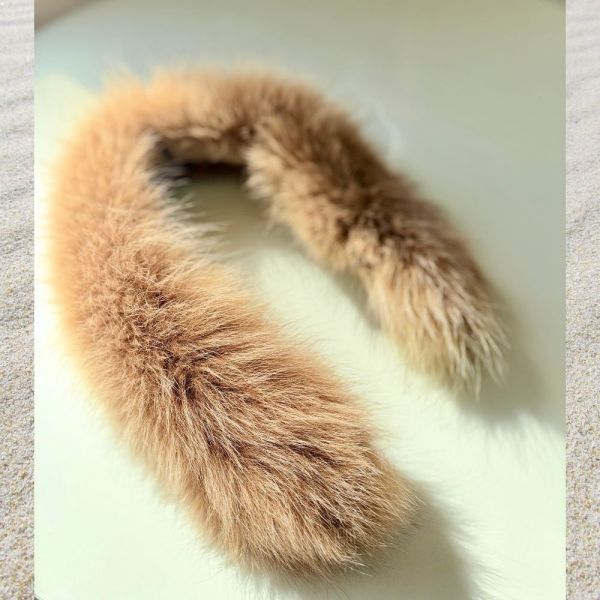 日本製 狐狸毛圍巾_柔金雪狐 · Renard Doré Velouté 金棕色(10x65cm) 毛毛圍巾 藍狐 狐狸毛 貴婦圍巾日本圍巾 保暖圍巾 SAGA 狐狸毛圍巾
毛毛圍巾
雙面圍巾
日本製絲巾
日本製圍巾
羊毛雙面圍巾
羊毛圍巾
一條抵兩條
保暖圍巾
克什米爾
silkscarf
scarf
hermesscarf
cashmere
日本代購
日本製代購
RectoVersomuffler
muffler
hermesmuffler
winteriscoming
甜美小姊姊風
氣質優雅女孩風
可甜可鹹