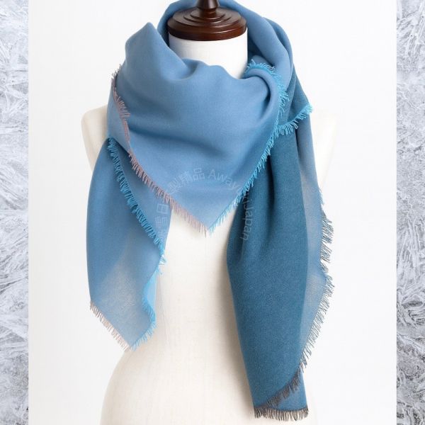 日本製 披肩 圍巾_冰湖暮藍 · Bleu Crépuscule du Lac 方型圍巾 (120 x 120cm) 大方巾 大披肩 女生圍巾 日本圍巾 日本披肩 保暖圍巾 圍巾
雙面圍巾
日本製圍巾
羊毛雙面圍巾
羊毛圍巾
情侶圍巾
型男圍巾
帥氣爆表
靚女圍巾
一條抵兩條
保暖圍巾
克什米爾
cashmere
日本代購
日本製代購
RectoVersomuffler
muffler
hermesmuffler
winteriscoming
甜美小姊姊風
氣質優雅女孩風
可甜可鹹
日本製
高品質
安心安全
安心安全日