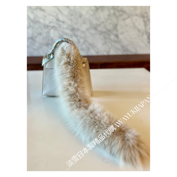 日本製 SAGA FURS 狐狸毛圍巾(現貨_奶油白) 狐狸毛圍巾
毛毛圍巾
雙面圍巾
日本製絲巾
日本製圍巾
羊毛雙面圍巾
羊毛圍巾
一條抵兩條
保暖圍巾
克什米爾
silkscarf
scarf
hermesscarf
cashmere
日本代購
日本製代購
RectoVersomuffler
muffler
hermesmuffler
winteriscoming
甜美小姊姊風
氣質優雅女孩風
可甜可鹹