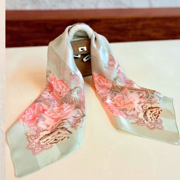 日本製 絲巾_玫瑰花園 Jardin des Roses - 霧綠(88 × 88cm) 絲巾 方形絲巾 大方巾 日本絲巾 9090 披肩 絲巾
雙面圍巾
日本製絲巾
日本製圍巾
羊毛雙面圍巾
羊毛圍巾
一條抵兩條
保暖圍巾
克什米爾
silkscarf
scarf
hermesscarf
cashmere
日本代購
日本製代購
RectoVersomuffler
muffler
hermesmuffler
winteriscoming
甜美小姊姊風
氣質優雅女孩風
可甜可鹹
日本製
高品