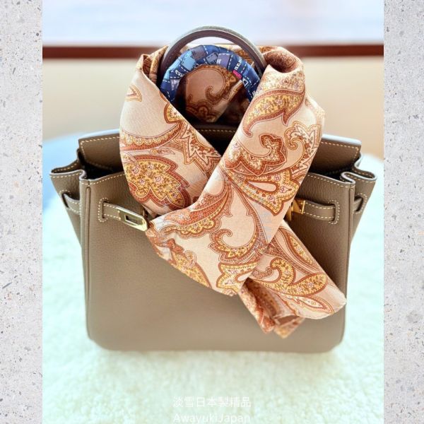 宮廷序曲 Prélude de Palais-琥調 Ambre Classique_焦糖×琥珀(120× 34cm) 絲巾 雙面絲巾 長型絲巾 日本絲巾 9090 披肩 絲巾
雙面圍巾
日本製絲巾
日本製圍巾
羊毛雙面圍巾
羊毛圍巾
一條抵兩條
保暖圍巾
克什米爾
silkscarf
scarf
hermesscarf
cashmere
日本代購
日本製代購
RectoVersomuffler
muffler
hermesmuffler
winteriscoming
甜美小姊姊風
氣質優雅女孩風
可甜可鹹
日本製
高品