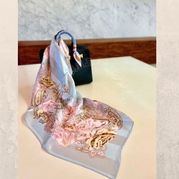 日本製 絲巾_玫瑰花園 Jardin des Roses - 雲藍(88 × 88cm) 絲巾 方形絲巾 大方巾 日本絲巾 9090 披肩 絲巾
雙面圍巾
日本製絲巾
日本製圍巾
羊毛雙面圍巾
羊毛圍巾
一條抵兩條
保暖圍巾
克什米爾
silkscarf
scarf
hermesscarf
cashmere
日本代購
日本製代購
RectoVersomuffler
muffler
hermesmuffler
winteriscoming
甜美小姊姊風
氣質優雅女孩風
可甜可鹹
日本製
高品