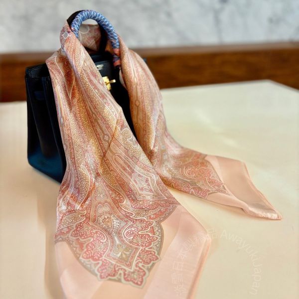 日本製 絲巾_ Éclat de Palais 宮廷之光-曙光橘(88 × 88cm) 絲巾 方形絲巾 大方巾 日本絲巾 9090 披肩 絲巾
雙面圍巾
日本製絲巾
日本製圍巾
羊毛雙面圍巾
羊毛圍巾
一條抵兩條
保暖圍巾
克什米爾
silkscarf
scarf
hermesscarf
cashmere
日本代購
日本製代購
RectoVersomuffler
muffler
hermesmuffler
winteriscoming
甜美小姊姊風
氣質優雅女孩風
可甜可鹹
日本製
高品