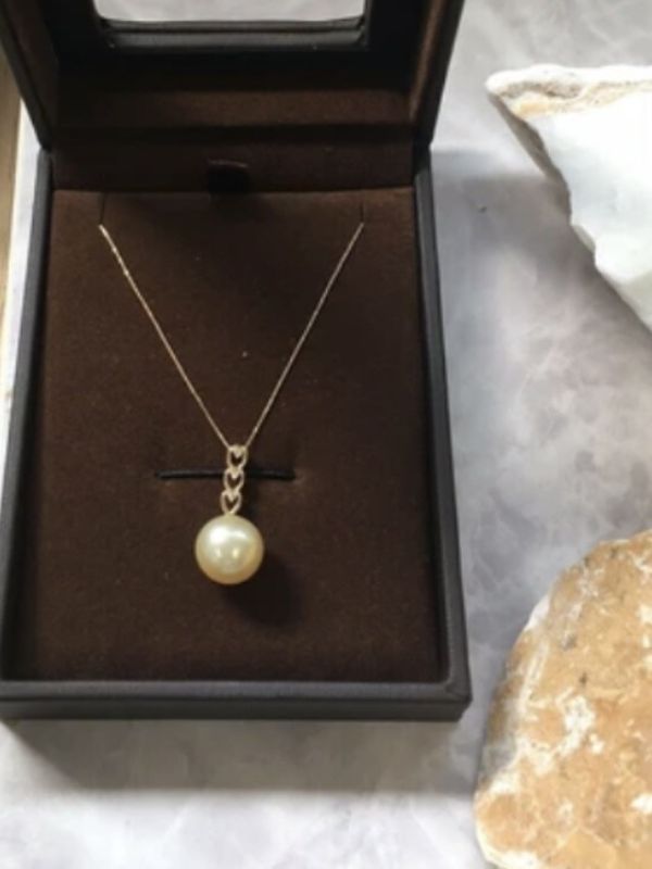 日本製 10mm南洋珍珠18k鑲鑽項鍊 pearlring
madeinjapan 
日本製
大溪地珍珠 
黑蝶珍珠 
日本製珠寶 
10mmpearl
高貴珍珠 
珍珠項鍊 
南洋珍珠 
頂級珍珠 
奢華項鍊 
經典設計 
南洋珍珠戒指
南洋白蝶珍珠
南洋珍珠戒指
天然珍珠 
精緻工藝 
日本製珠寶 
珍珠 
精緻珠寶
chanel
mikimoto 
tasaki 
hermes